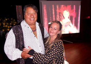 Lynette by huldeblyk afskeid